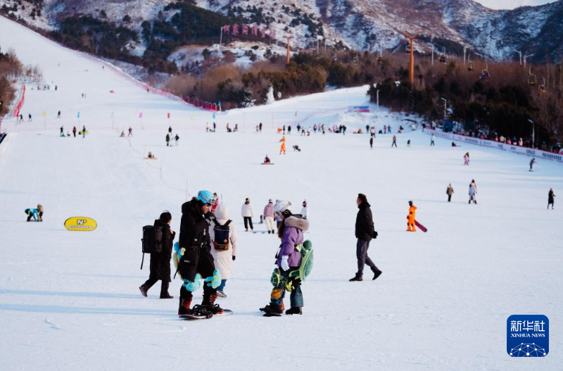 冰雪热持续升温 辽宁滑雪场精准寻“赛道”