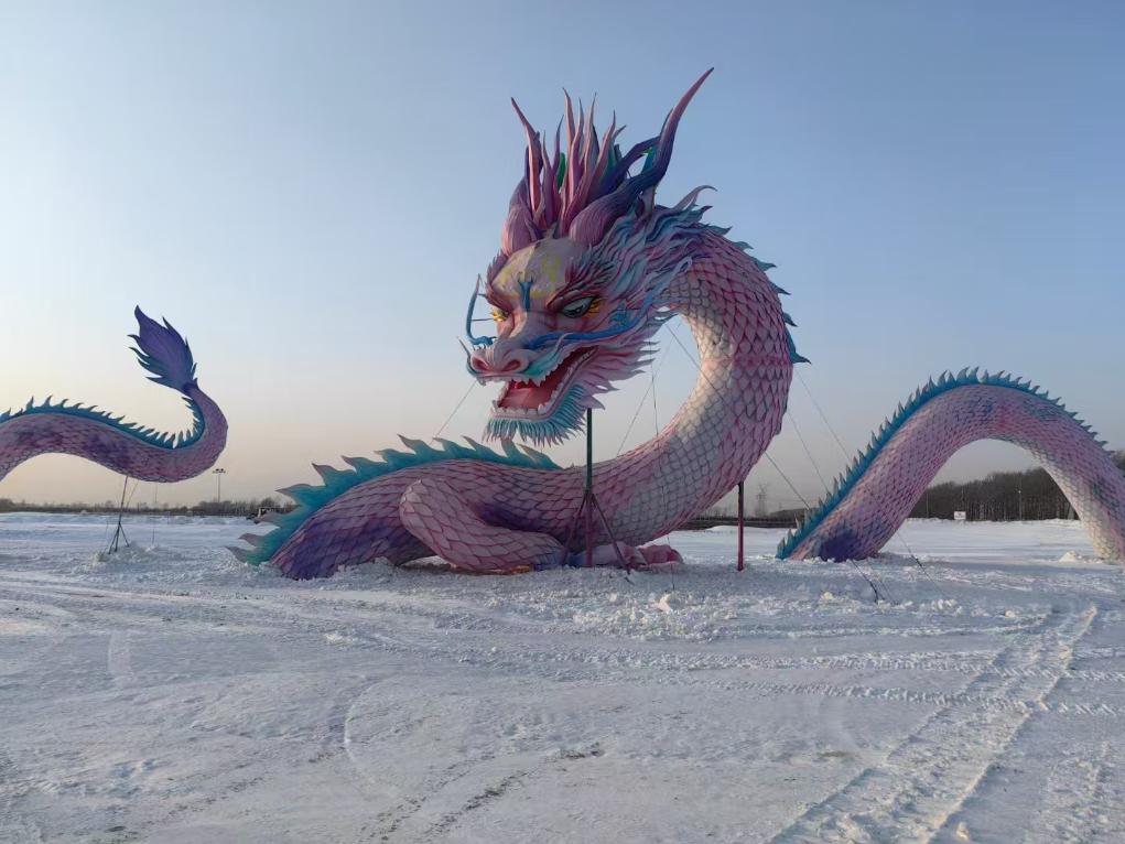 东北乡村新年冰雪热-田野变身冰雪