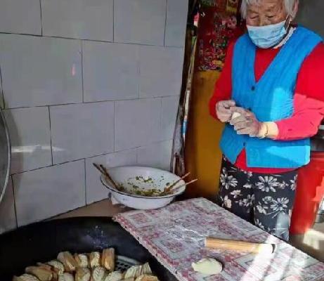 “疫”中情丨包子小米粥 75岁奶奶给防疫志愿者送爱心