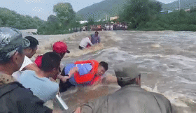 男子捕鱼被困激流 民警跳入水中紧急救援