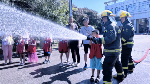 多彩的暑期生活|瀋陽：小學生走進消防隊 零距離感受“火焰藍”