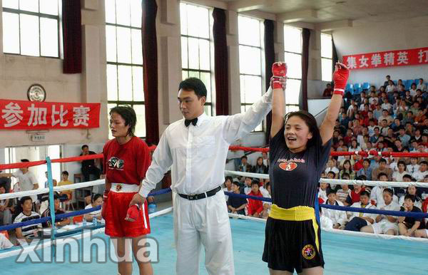 在第四届全国女子拳击赛上,沈阳体育学院女子拳击队的暴晓娣(右)获